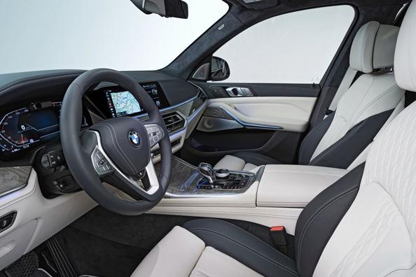 Overview the full-size crossover BMW X7 Photo 9