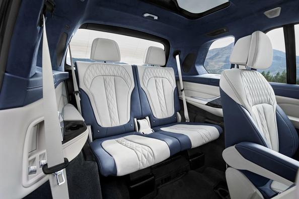 Overview the full-size crossover BMW X7 Photo 12