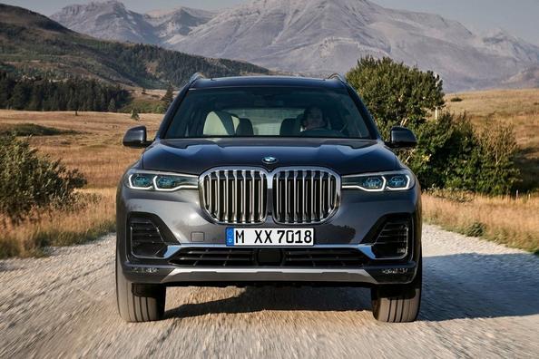 Overview the full-size crossover BMW X7 Photo 7