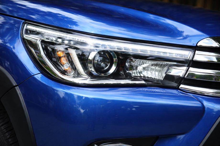 Toyota Hilux 2015- Front OEM Headlights V1 2015-2019 (LED, 2 pcs) Image