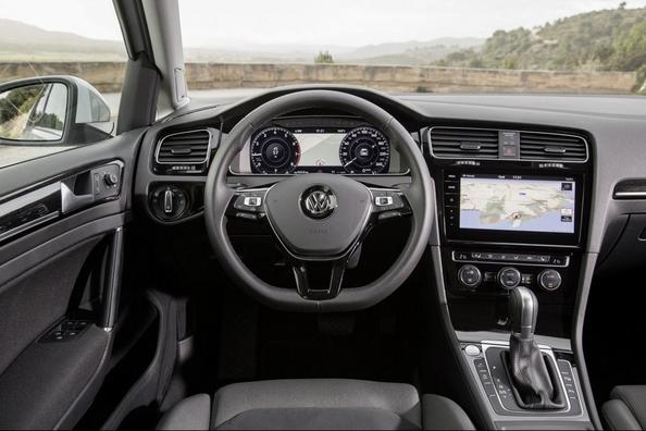 Overview of the versatile Volkswagen Golf Variant Photo 7