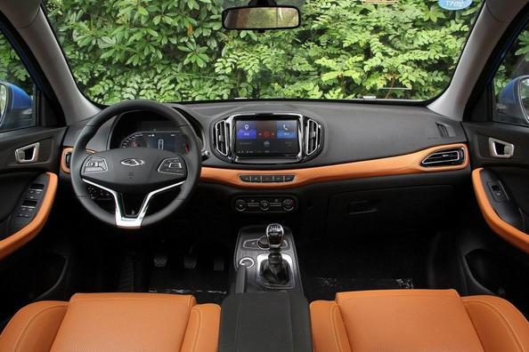 Overview compact crossover Chery Tiggo 7 Photo 6