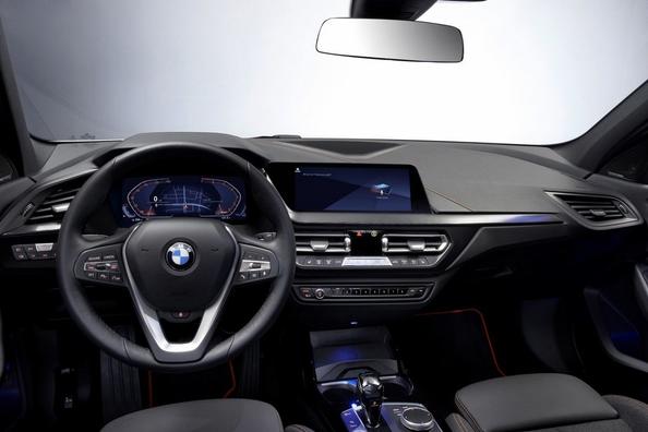 The third-generation compact hatchback BMW 1 Series Photo 7