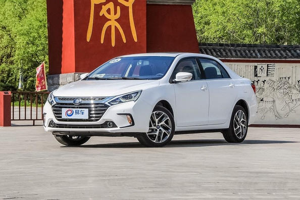 Review of hybrid sedan BYD Qin 100