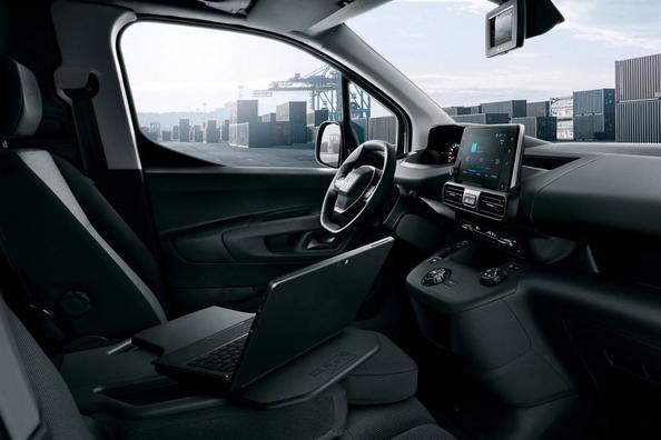 Overview a compact van like the Peugeot Partner Photo 5