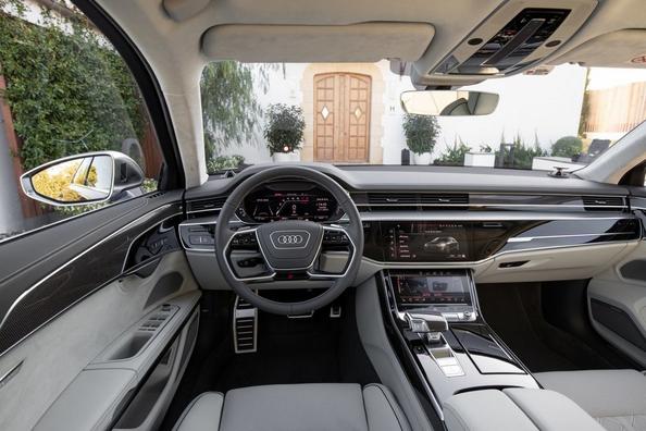 Sporty luxury sedan Audi S8 Photo 10