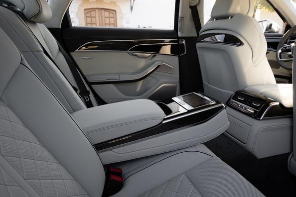 Sporty luxury sedan Audi S8 Photo 11