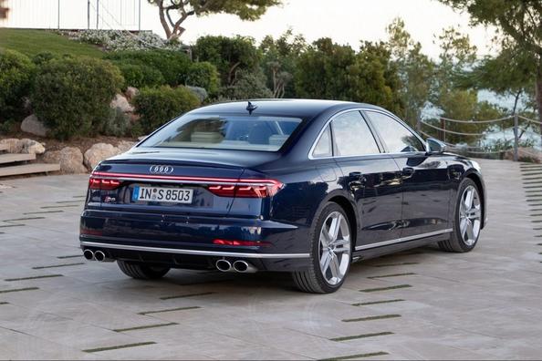 Sporty luxury sedan Audi S8 Photo 3