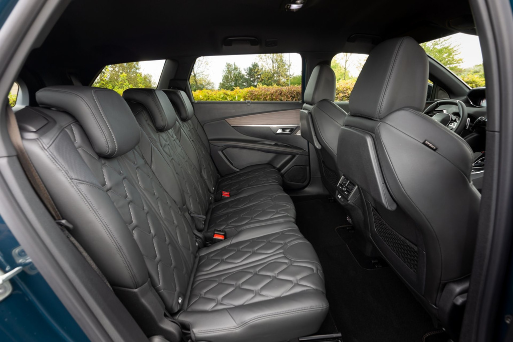 Review of the updated crossover of the second generation Peugeot 5008