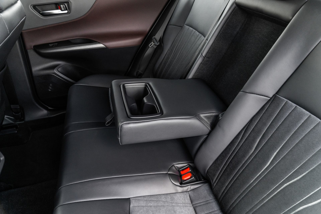 Overview of the hybrid crossover Toyota Venza