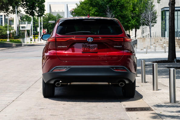 Overview of the hybrid crossover Toyota Venza Photo 5