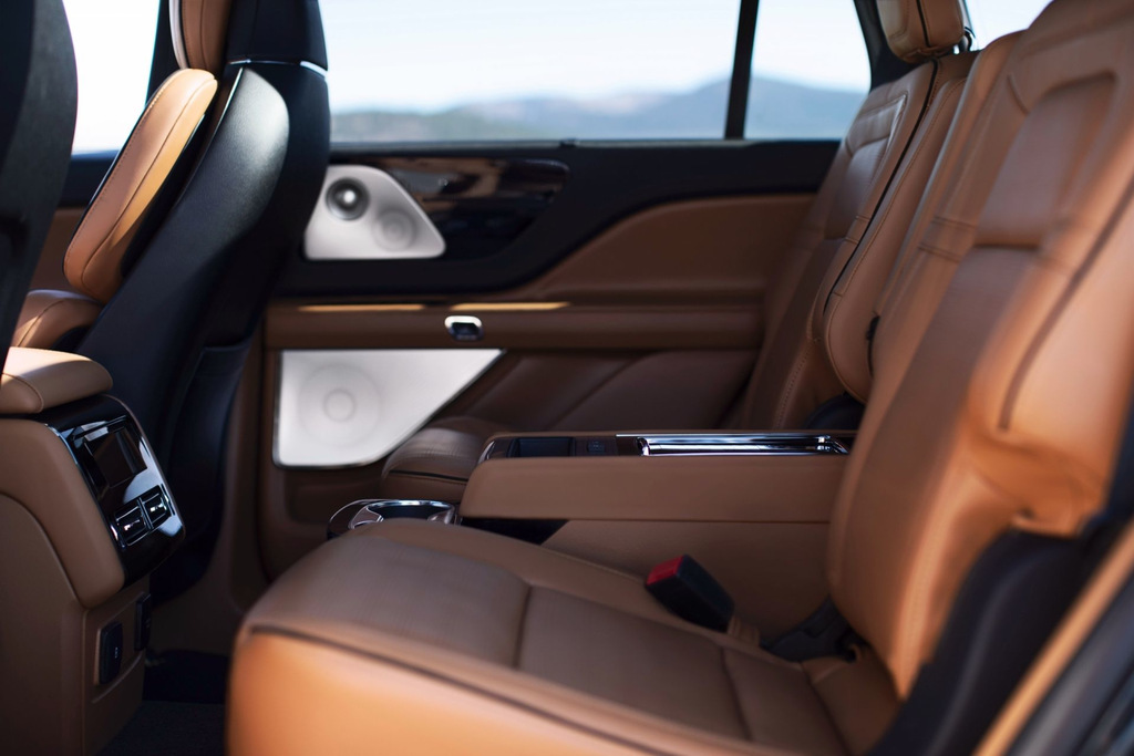 Premium seven-seater crossover Lincoln Aviator
