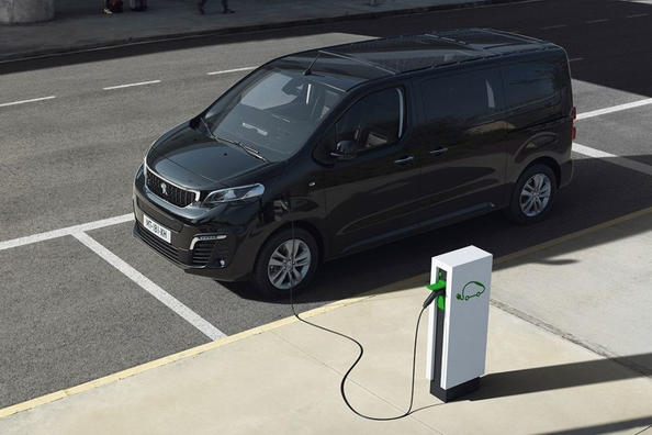 Peugeot e-Traveler electric minivan review Photo 1