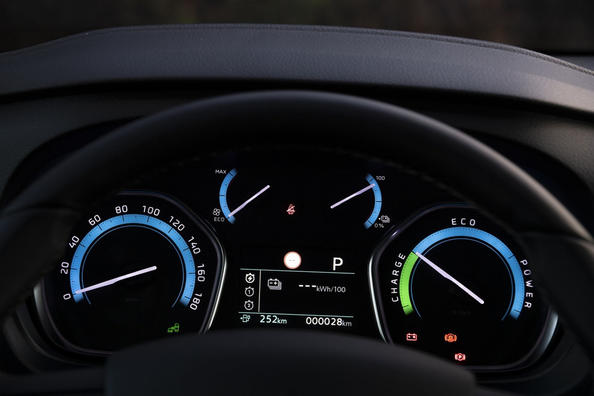 Peugeot e-Traveler electric minivan review Photo 6