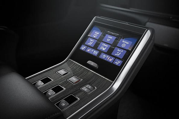Review of the premium minivan Lexus LM Photo 9
