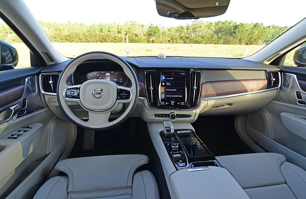 Restyled sedan Volvo S90