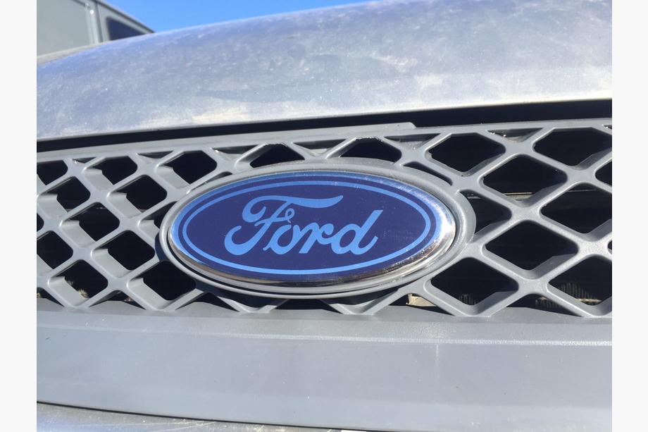 Ford Fiesta 2002-2008 Front emblem (with clips) Photo 1