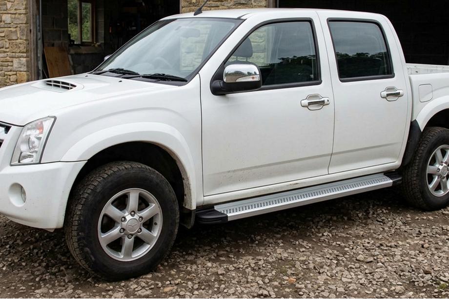 Isuzu D-Max 2002-2011 Side Steps Maya V2 (2007-2012, 2 pcs, Aluminum) Image
